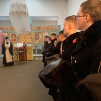 Около 500 учеников кадетской школы посетили молебны в день рождения святого воина Федора Ушакова