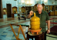 Шестнадцатикилограммовую свечу отлил прихожанин кафедрального собора в Хабаровске