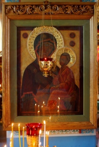 В Свято-Иннокентьевском храме была украшена венцами Тихвинская икона Божией Матери