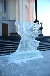 Ангелы изо льда встречают всех приходящих в главный храм Хабаровска