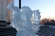 Фигуры ангелов изо льда украсили вход Спасо-Преображенского кафедрального собора Хабаровска. 2 января 2014 г.
