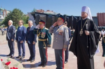 Священнослужители Хабаровской епархии приняли участие в возложении цветов к Вечному огню в память о воинах-дальневосточниках 4  августа 2018 г